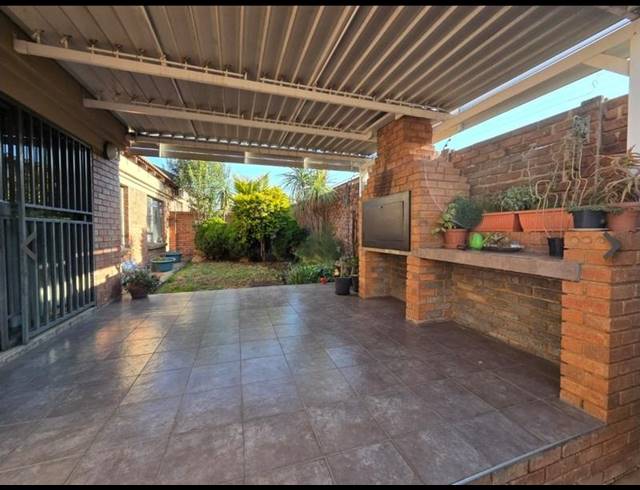 3 BEDROOM TOWNHOUSE FOR SALE IN NEWMARKET